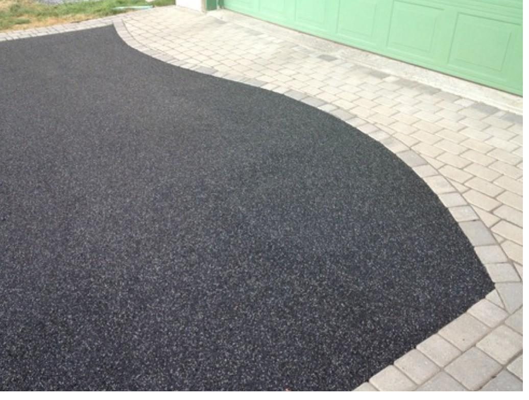 Smooth resin bound driveway with paver border